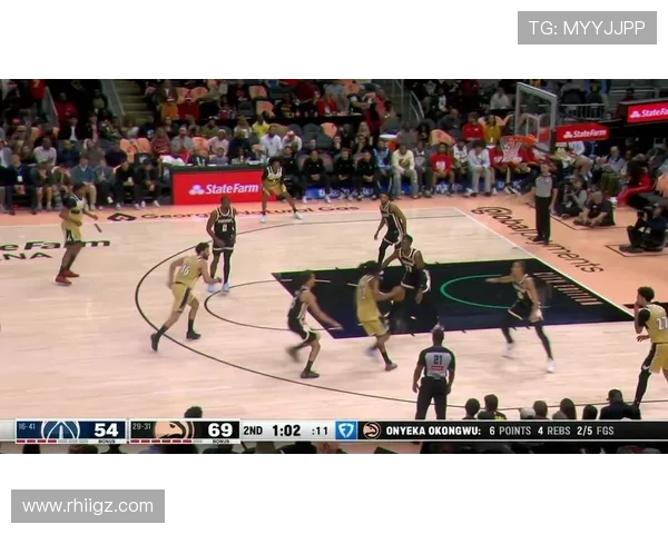 [NBA]兰德尔分球中路 麦克丹尼尔斯滑翔劈扣.